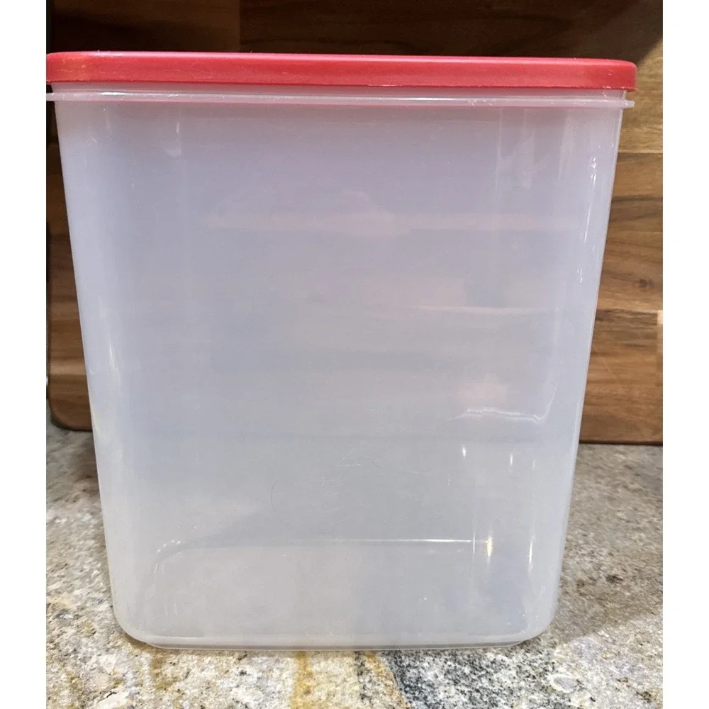 Rubbermaid 7N04 Red 21 21.1 Cup Dry Food Storage‎ Container with Lid